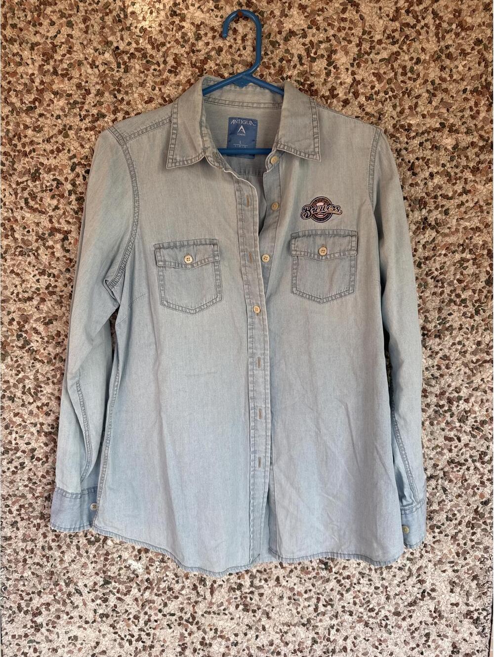 Women’s Antigua Milwaukee Brewers Chambray Denim Button-Up Shirt Size L